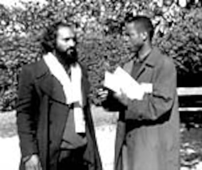El poeta mauriciano Vinod Rughoonudun, a la izquierda, y el editor Landry-Wilfrid Miampika.