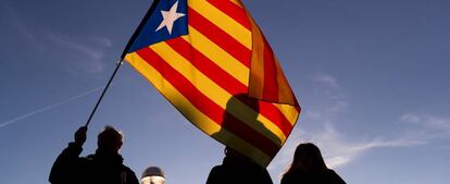 Un hombre ondea una bandera 'estelada' de Cataluña.