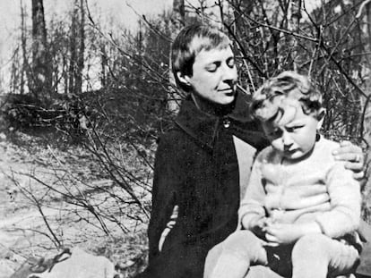 La poeta Marina Tsvetáieva amb el seu fill, a París el 1927.