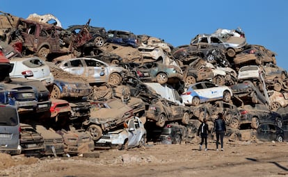 Decenas de coches amontonados tras el paso de la dana en Torrent, Valencia, a finales de octubre.