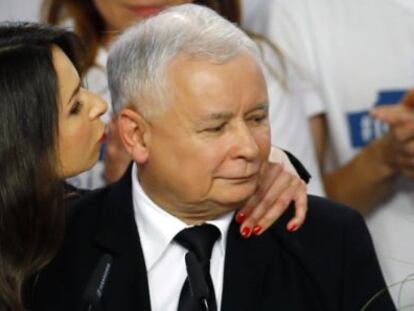 Kaczynski, felicitado ayer por la hija de su hermano fallecido.