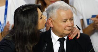 Kaczynski, felicitado ayer por la hija de su hermano fallecido.