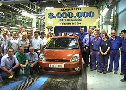 Trabajadores de Ford en Almussafes, ayer, junto al coche que hace el número ocho millones de los fabricados en la planta.