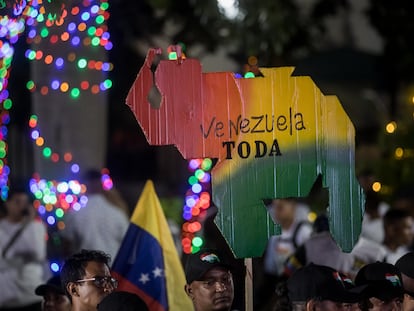 Un grupo de personas participa en un acto de celebración de los resultados del referéndum por El Esequibo, el 3 de diciembre de 2023, en Caracas (Venezuela).