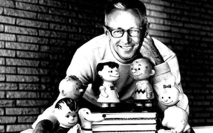 Charles Schultz en su estudio junto a sus personajes en 1966.