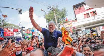 O ato terminou de forma apoteótica, com Lula sendo carregado pelos apoiadores, tal qual acontecia quando ele era líder sindical. O PT e apoiadores, sempre atentos à construção da iconografia, não demoraram a circular imagens históricas para efeito de comparação.