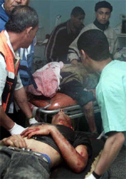 Los cuerpos de los dos tiroteados en Rafá llegan al hospital.
