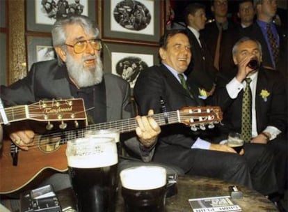 A la izquierda, Ronnie Drew, en un <i>pub</i> de Dublín junto al ex canciller alemán Gerhard Schroeder en 1999.