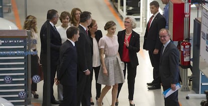 Los reyes Felipe y Letizia, a su llegada a la planta navarra de Volkswagen