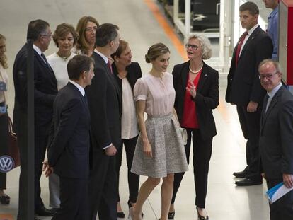 Los reyes Felipe y Letizia, a su llegada a la planta navarra de Volkswagen 