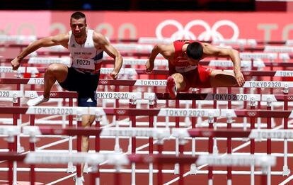 El español Asier Martínez (derecha) compite durante la final de los 110m vallas.