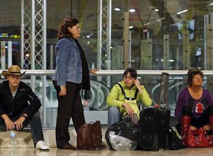 Pasajeros esperando en la T-4 del aeropuerto de Barajas.