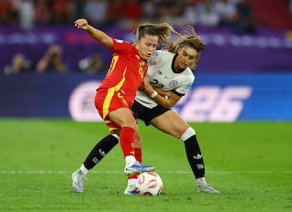 Claudia Pina y Jule Brand, durante el partido.