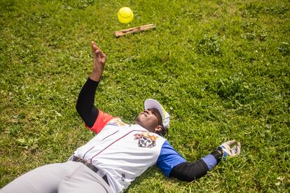 Enrique, miembro del equipo Piratas, descansa en el césped después de un partido.


