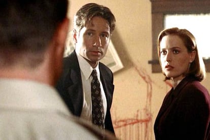 <strong>El episodio prohibido.</strong> 'El hogar' (4x2), en el que los agentes Mulder y Scully se enfrentan a una familia que practica la endogamia, son deformes físicamente y asesinan sin piedad. </p> <strong>Por qué fue censurado.</strong> Explícito y retorcido, todo el episodio está trufado de <a href="https://youtu.be/egVXCExdlzo">escenas macabras</a>, con el intento de asesinato de un bebé deforme incluido. La cadena Fox se ha negado a emitirlo de nuevo tras su estreno en 1996. Peor fue en Reino Unido, donde directamente está prohibido. </p>