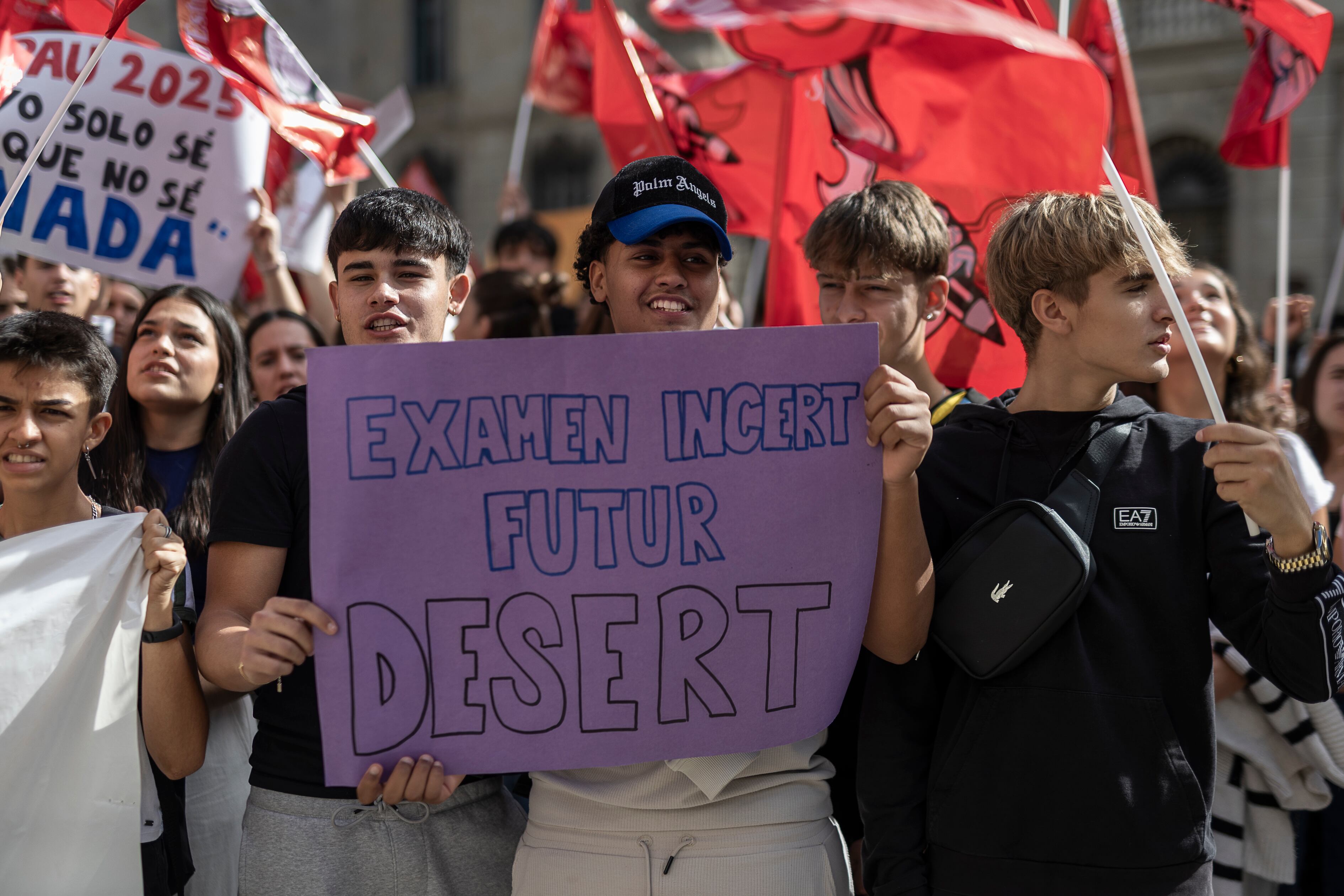 En la imagen, concentración de estudiantes en plaza Sant Jaume.  [ALBERT GARCIA]