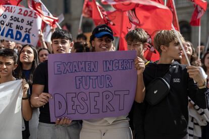 Concentración de estudiantes en plaza Sant Jaume de Barcelona, este viernes.