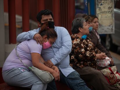 Familiares de un paciente esperan el reporte médico en la puerta de un hospital en Ciudad de México, el 23 de abril.