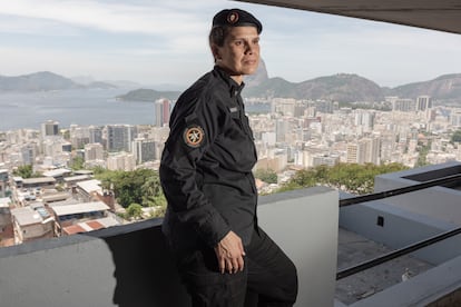 La psicloga de la divisin antisecuestro del BOPE, frente a la Baha de Guanabara, en Ro de Janeiro.