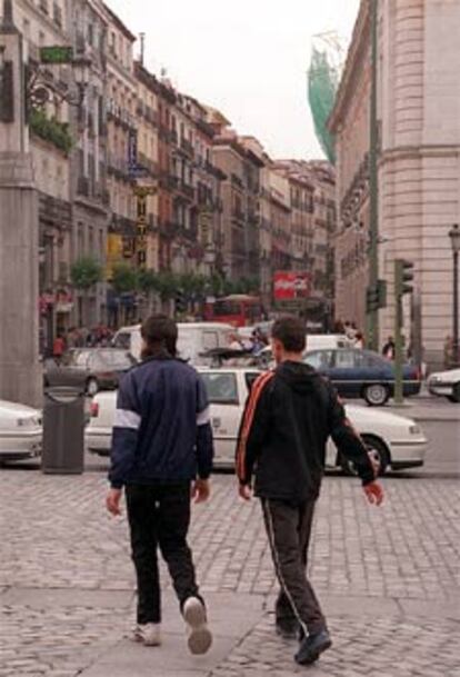 Dos inmigrantes magrebíes pasean por Madrid.