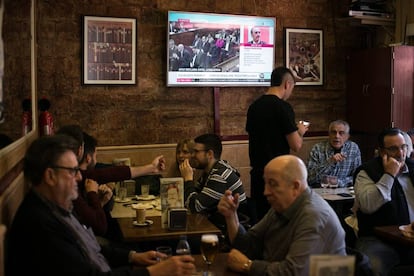 Clientes del bar Can Ros de Gracia siguen el juicio que se celebra en el Supremo.