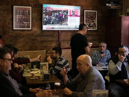 Clientes del bar Can Ros de Gracia siguen el juicio que se celebra en el Supremo.