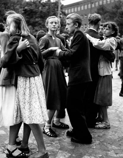 Parejas bailando en Varsovia en 1955.