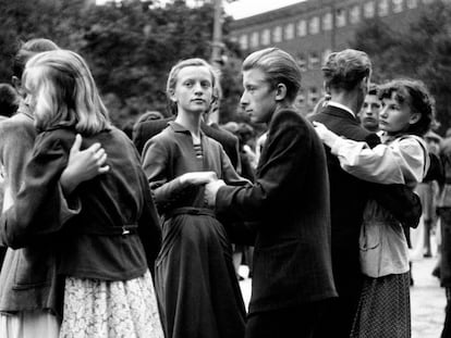 Parejas bailando en Varsovia en 1955.