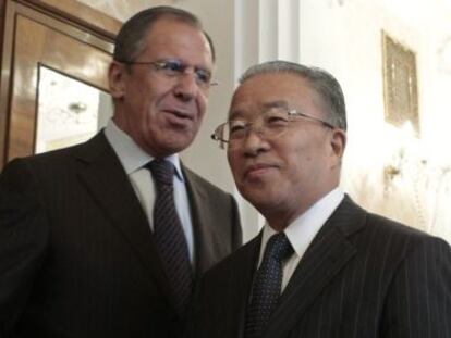 El ministro de Exteriores ruso, Sergei Lavrov, y el consejero de Estado chino, Dai, hoy en Moscú.