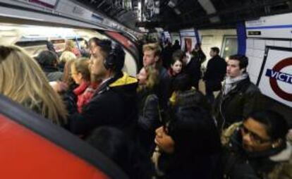 Viajeros suben a bordo de un vagón en la estación de metro de Victoria, en Londres (Reino Unido). EFE/Archivo