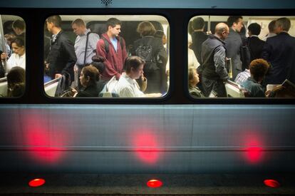 Uno de los vagones del metro de Washington a primera hora de la mañana, 17 de octubre de 2013. El presidente estadounidense, Barack Obama, firmó poco antes el acuerdo diseñado por el Senado (de mayoría demócrata) y aprobado por una dividida Cámara de Representantes (con mayoría republicana) con lo que la Casa Blanca espera "que todas las agencias y departamentos reanuden sus operaciones de manera rápida y ordenada".