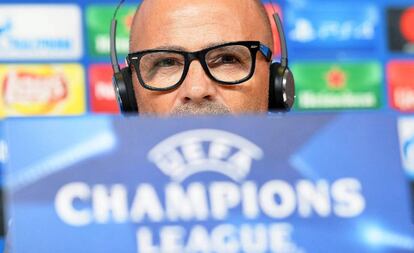 Sampaoli habla ante los medios en Turín.