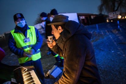 Davide Martello toma un sorbo de café durante un descanso en una noche fría en Medyka, en la frontera entre Polonia y Ucrania. “He dado algunos conciertos en apoyo de la gente que se manifestaba por la paz. Claro que tocar para quienes huyen de una guerra es algo muy diferente”, explica el músico.