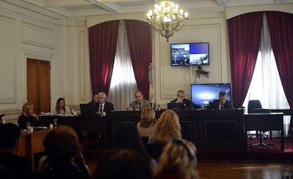 Marcela Quiroga, de espaldas en la primera fila, da su testimonio a los jueces en un tribunal de La Plata.