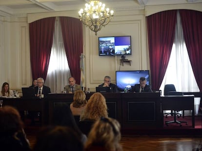 Marcela Quiroga, de espaldas en la primera fila, da su testimonio a los jueces en un tribunal de La Plata.