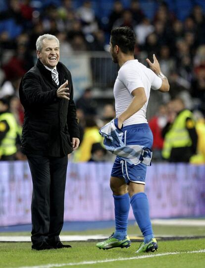 El uruguayo del RCD Espanyol Albín, recibe la felicitación de Javier Aguirre tras el gol que ha marcado, el empate a dos.