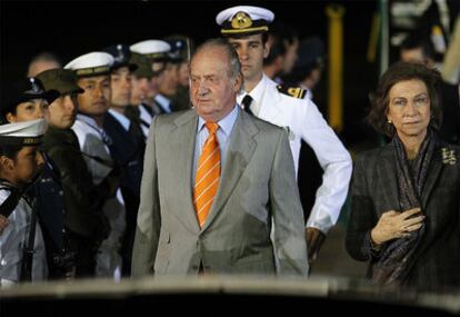 Los Reyes de España, a su llegada hoy al aeropuerto de la ciudad de Mar del Plata.