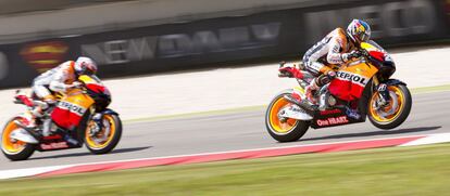 Stoner y Pedrosa ruedan en el circuito de Assen durante la carrera.