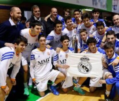 Los infantiles del Madrid campeones de la Minicopa 2014, junto a Alberto Angulo, Juan Carlos Sánchez y Alberto Herreros