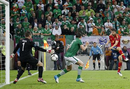 Cesc Fábregas marca el cuarto de la selección en el partido frente a Irlanda.