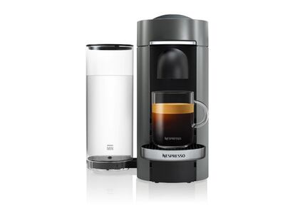 Nespresso ha creado un nuevo sistema, apodado Vertuo, que utiliza la fuerza centrífuga para infusionar el café. Con solo pulsar un botón, la máquina ajusta los más de 50 parámetros al resultado de café deseado. Permite disfrutar de elaboraciones que van desde los 40 ml hasta los 535 ml y sacar el máximo partido a cada cápsula para los verdaderos amantes del café. Además, crea naturalmente una crema sedosa y suave para complementar el sabor de cada taza. En la imagen, el modelo VertuoPlus Deluxe Titan. Precio: 199 euros.