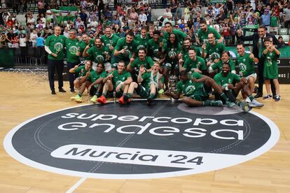 Los jugadores de Unicaja, con el trofeo.