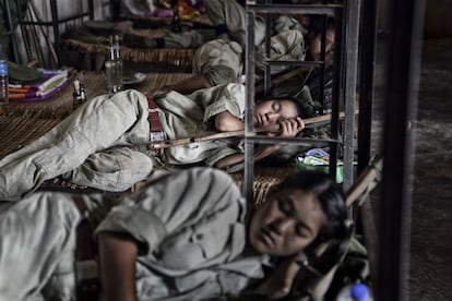 Después de una agotadora sesión de entrenamiento, adolescentes reclutas del KIA echan la siesta en los barracones en los que viven.