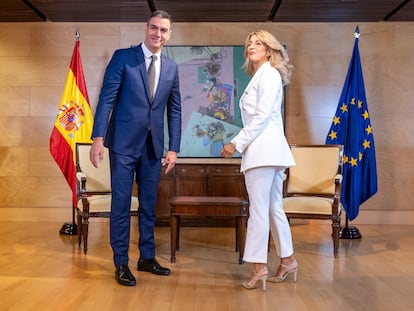 Pedro Sánchez y Yolanda Díaz se saludan durante la reunión en el Congreso, este miércoles.