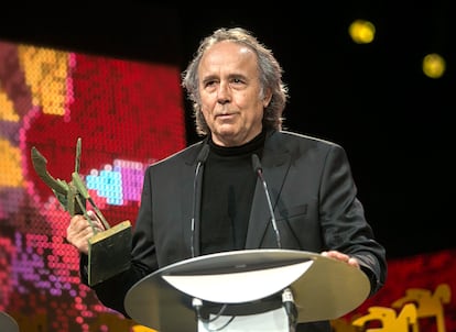 Joan Manuel Serrat recoge el premio Ondas por su trayectoria musical.