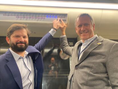 Gabriel Boric y Juan Carlos Muñoz en uno de los trenes que recorren la extensión de la Línea 3, en Santiago, este lunes.