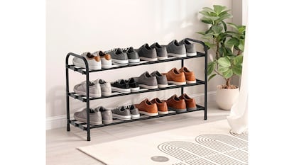 Zapatero extensible sobre fondo blanco.