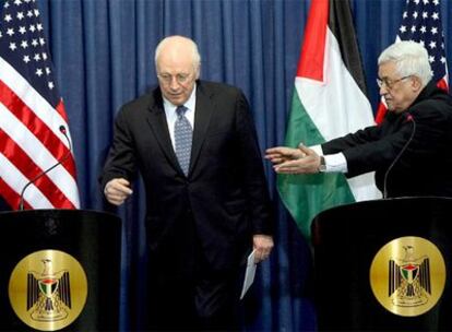 El vicepresidente de Estados Unidos, Dick Cheney (izquierda), y el presidente palestino, Mahmud Abbas, ayer en Ramala.