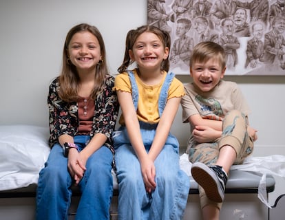 Los tres hermanos Langenhop en una sala de la Universidad de California en Los Ángeles (Estados Unidos).