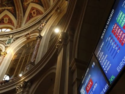 Monitor en la bolsa de Madrid que muestra, entre otras, la prima de riesgo espa&ntilde;ola. 